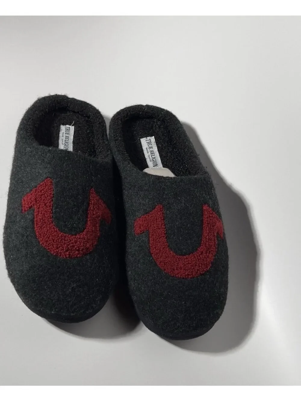 True Religion Men’s Gray Red Logo Faux Wool Clog Slippers Size M 9-10